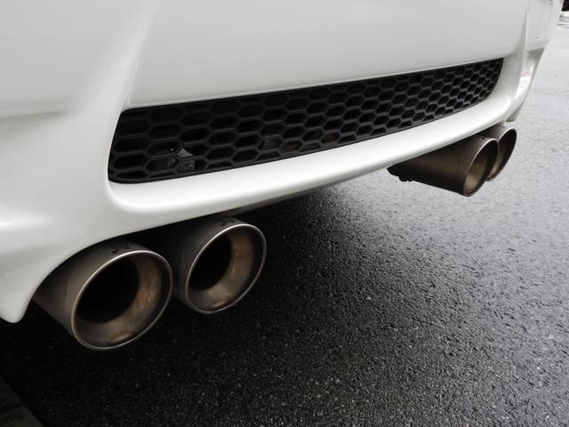 M3クーペ 4.0L V8 7速DCT 19インチアルミホイール アクラボビッチマフラー カーボンルーフ&リップスポイラー 電子制御ダンパーコントロール パドルシフト 電動シート シートヒーター 電動リアシェード(18枚目)