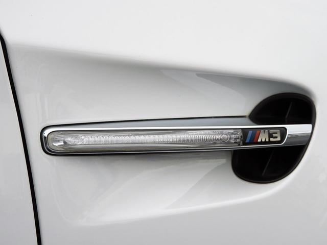 M3クーペ 4.0L V8 7速DCT 19インチアルミホイール アクラボビッチマフラー カーボンルーフ&リップスポイラー 電子制御ダンパーコントロール パドルシフト 電動シート シートヒーター 電動リアシェード(23枚目)