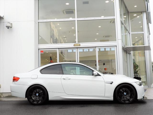 M3クーペ 4.0L V8 7速DCT 19インチアルミホイール アクラボビッチマフラー カーボンルーフ&リップスポイラー 電子制御ダンパーコントロール パドルシフト 電動シート シートヒーター 電動リアシェード(25枚目)