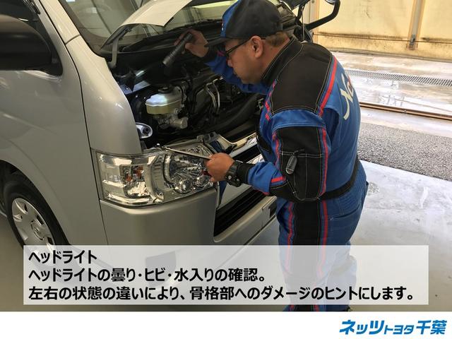 認定検査員が車両検査を行っております！ヘッドライトの曇り・ヒビ・水入りの確認や左右の状態の違いにより、骨格部のダメージなどがないかもチェックをしております。