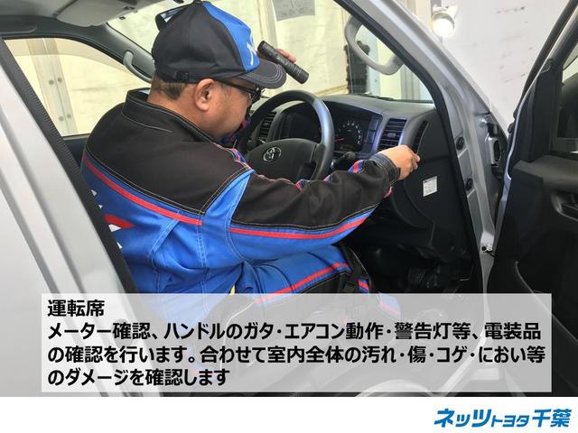 認定検査員が車両検査を行っております！運転席の確認もしております。メーターの確認、ハンドル・エアコン動作・警告灯等、電装品の確認を行います。合わせて室内全体の汚れ・傷・コゲ・におい等を確認します。