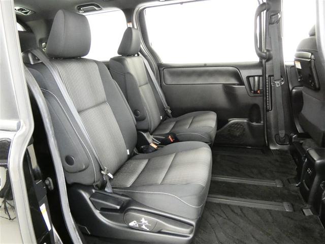 ヴォクシー ハイブリッドＺＳ　フルセグ　メモリーナビ　バックカメラ　衝突被害軽減システム　ＥＴＣ　両側電動スライド　ＬＥＤヘッドランプ　３列シート　ワンオーナー　ＤＶＤ再生　記録簿　乗車定員７人　オートクルーズコントロール　ＣＤ（6枚目）