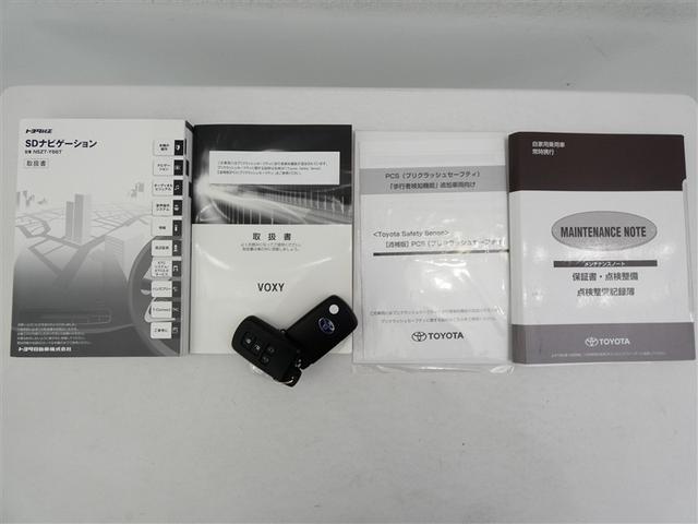 ヴォクシー ハイブリッドＺＳ　フルセグ　メモリーナビ　バックカメラ　衝突被害軽減システム　ＥＴＣ　両側電動スライド　ＬＥＤヘッドランプ　３列シート　ワンオーナー　ＤＶＤ再生　記録簿　乗車定員７人　オートクルーズコントロール　ＣＤ（29枚目）