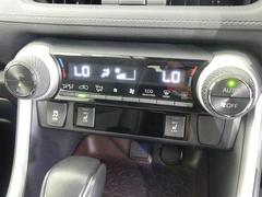 【オートエアコン】もちろんエアコン装備済み☆車内温度を設定すれば、風量・噴出し口が自動で設定温度に調整。ワンランク上の装備です！ 4