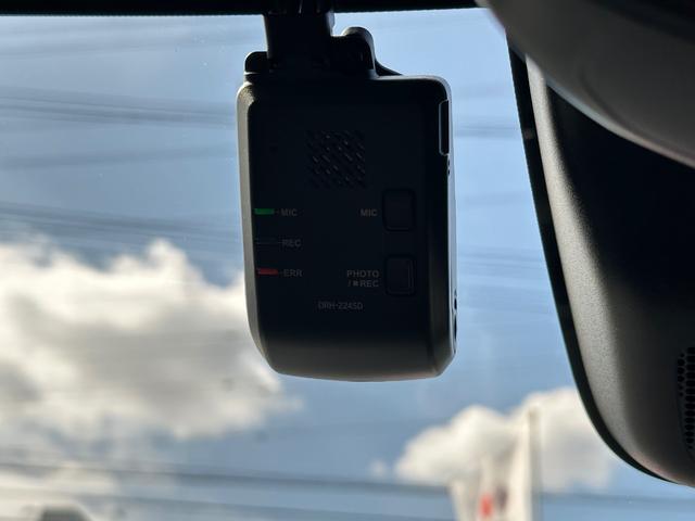 ヴェゼル ｅ：ＨＥＶＺ　全周囲カメラ　Ｍナビ　前後ドラレコ　ＥＴＣ　衝突回避支援ブレーキ機能　パノラミックビューモニター　１オナ　スマキ　フルオートエアコン　Ｄレコ　エアバッグ　両席エアバック　Ｒカメ　記録簿付　ＬＥＤランプ（4枚目）