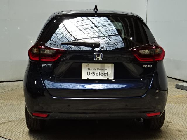 フィット ｅ：ＨＥＶホーム　当社デモカー　ＢＳＩ　全周囲カメラ　メモリーナビ　ＥＴＣ　前後誤発進抑制機能　マルチビュー　助手席エアバッグ　運転席エアバッグ　半革シート　ＡＣＣ　車線維持支援システム　衝突安全ボディ　電格ミラー（5枚目）