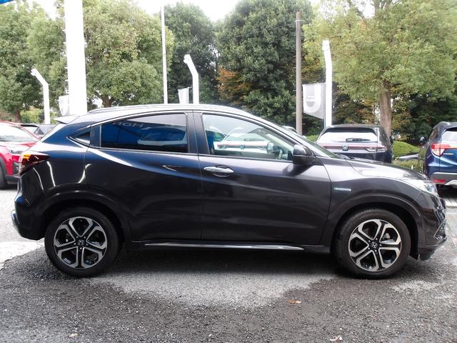 ヴェゼル ハイブリッドZ・ホンダセンシング 8インチナビ Rカメラ 前後ドラレコ ETC シートヒーター サイドカーテンエアバック レーダーサポート DVD再生機能 整備記録簿 横滑り防止システム バックアイカメラ 盗難防止装置 フルセ 禁煙(5枚目)