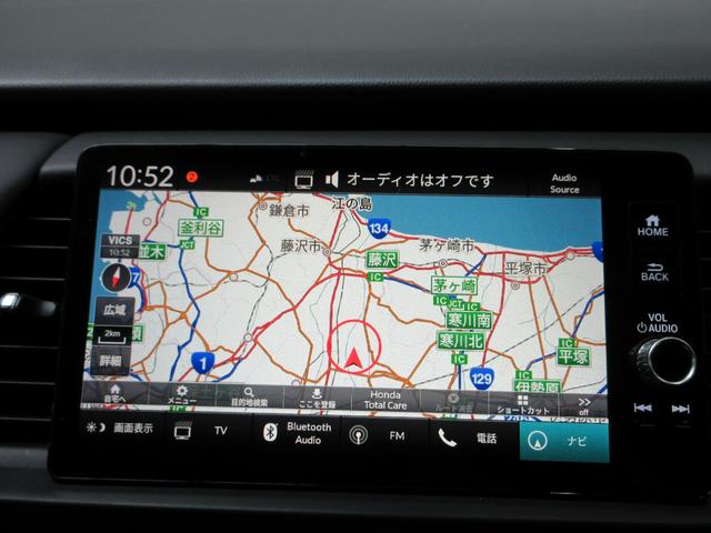 フィット e:HEVホーム20周年特別仕様車カーサ HondaSENSING 前後ドラレコ メモリーナビ リアカメラ シートヒーター ETC 純正アルミ Bluetooth ドアバイザー ワンオーナー LKAS BT接続 電動格納ミラー 横滑り防止装置(3枚目)