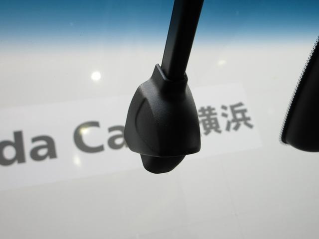フィット e:HEVホーム20周年特別仕様車カーサ HondaSENSING 前後ドラレコ メモリーナビ リアカメラ シートヒーター ETC 純正アルミ Bluetooth ドアバイザー ワンオーナー LKAS BT接続 電動格納ミラー 横滑り防止装置(5枚目)