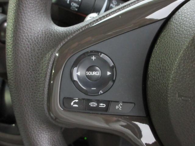 ハンドルにオーディオの操作スイッチが装備されています！視線を前方から外さずハンドルから手を離さずに操作できるのでとっても安全ですね♪