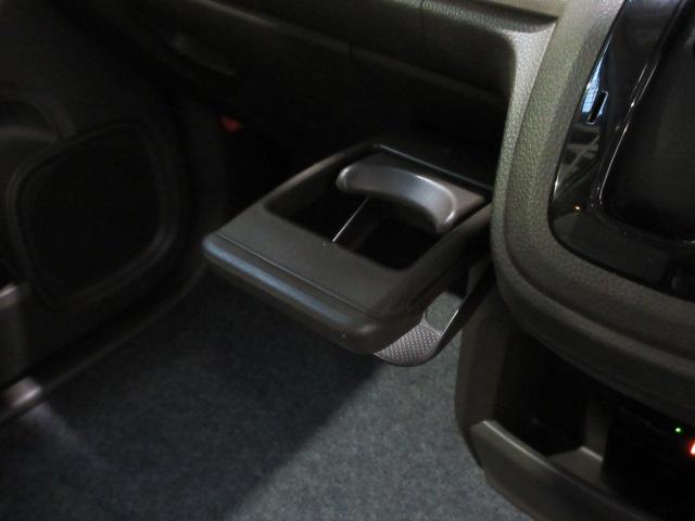 収納式カップホルダーは手の届きやすい位置にあります。