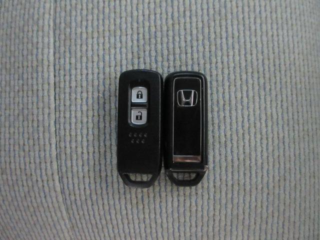 スマートキー付！キーを取り出さなくてもドアロックの施錠・開錠、エンジンの始動が出来ます！雨の日や荷物の多い日にとても便利ですね♪