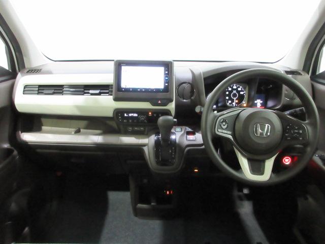 ドライバーを包み込むように、ディスプレーやスイッチ、コンソールを配置。座った瞬間から運転への期待が！空間そのものの心地よさにこだわっています。