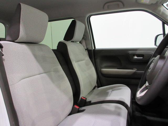 フロントシートはベンチシートタイプ♪　センターには格納式アームレストも付いています！！室内空間は広々で移動も楽々です♪狭い駐車空間など助手席ドアから出たい時にも大変便利ですよ♪