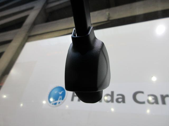 フィット e:HEVホーム HondaSENSING 前後ドラレコ メモリーナビ リアカメラ パーキングセンサー LEDヘッドライト オートライト Bluetooth ワンオーナー 前後誤発進抑制機能 クリソナ 助手席エアバッグ(6枚目)