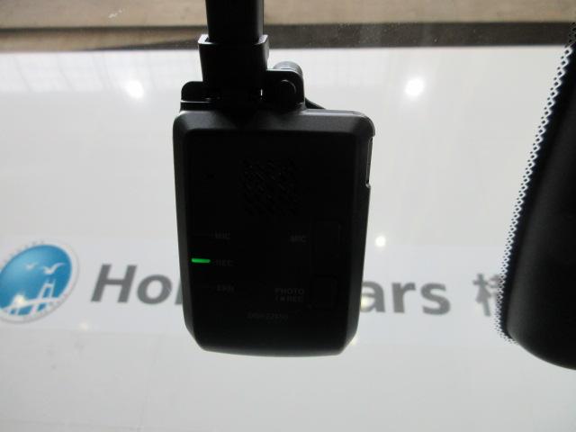 フィット ｅ：ＨＥＶホーム　当社デモカー　純正ドラレコ　メモリーナビ　ＥＴＣ　ＨｏｎｄａＳＥＮＳＩＮＧ　Ｂｌｕｅｔｏｏｔｈ　革巻ステアリング　前後誤発進抑制機能　クリソナ　マルチビュー　助手席エアバッグ　運転席エアバッグ　ＡＣＣ（5枚目）