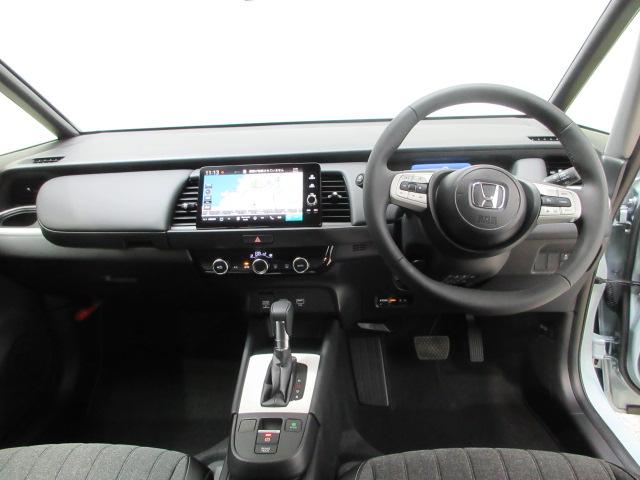 フィット ｅ：ＨＥＶホーム　当社デモカー　純正ドラレコ　メモリーナビ　ＥＴＣ　ＨｏｎｄａＳＥＮＳＩＮＧ　Ｂｌｕｅｔｏｏｔｈ　革巻ステアリング　前後誤発進抑制機能　クリソナ　マルチビュー　助手席エアバッグ　運転席エアバッグ　ＡＣＣ（12枚目）