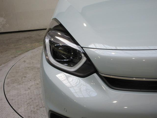 フィット ｅ：ＨＥＶホーム　当社デモカー　純正ドラレコ　メモリーナビ　ＥＴＣ　ＨｏｎｄａＳＥＮＳＩＮＧ　Ｂｌｕｅｔｏｏｔｈ　革巻ステアリング　前後誤発進抑制機能　クリソナ　マルチビュー　助手席エアバッグ　運転席エアバッグ　ＡＣＣ（17枚目）