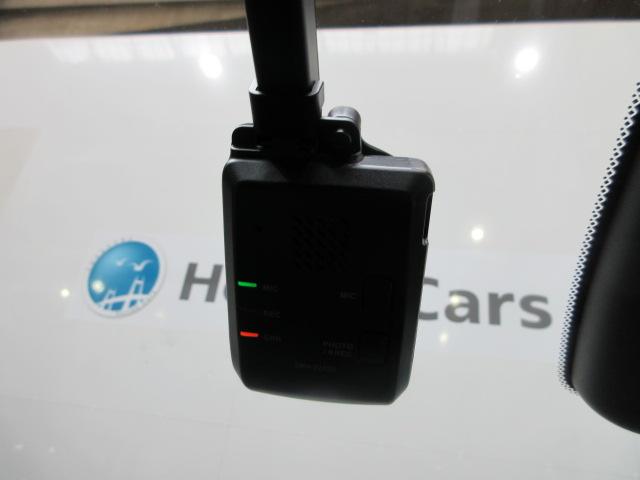 フィット ｅ：ＨＥＶホーム　当社デモカー　純正ドラレコ　メモリーナビ　リアカメラ　Ｂｌｕｅｔｏｏｔｈ　ＥＴＣ　革巻きステアリング　ＨｏｎｄａＳＥＮＳＩＮＧ　前後誤発進抑制機能　クリソナ　助手席エアバッグ　運転席エアバッグ　禁煙（5枚目）