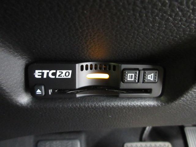 フィット ｅ：ＨＥＶホーム　当社デモカー　純正ドラレコ　メモリーナビ　リアカメラ　Ｂｌｕｅｔｏｏｔｈ　ＥＴＣ　革巻きステアリング　ＨｏｎｄａＳＥＮＳＩＮＧ　前後誤発進抑制機能　クリソナ　助手席エアバッグ　運転席エアバッグ　禁煙（6枚目）