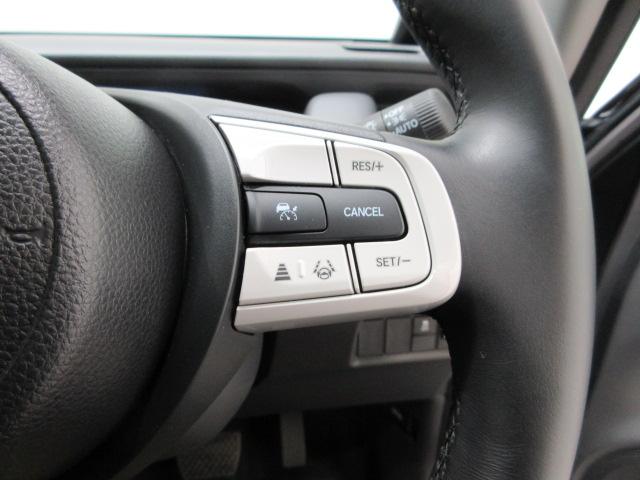 フィット ｅ：ＨＥＶホーム　当社デモカー　純正ドラレコ　メモリーナビ　リアカメラ　Ｂｌｕｅｔｏｏｔｈ　ＥＴＣ　革巻きステアリング　ＨｏｎｄａＳＥＮＳＩＮＧ　前後誤発進抑制機能　クリソナ　助手席エアバッグ　運転席エアバッグ　禁煙（8枚目）