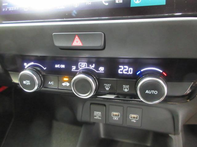 フィット ｅ：ＨＥＶホーム　当社デモカー　純正ドラレコ　メモリーナビ　リアカメラ　Ｂｌｕｅｔｏｏｔｈ　ＥＴＣ　革巻きステアリング　ＨｏｎｄａＳＥＮＳＩＮＧ　前後誤発進抑制機能　クリソナ　助手席エアバッグ　運転席エアバッグ　禁煙（10枚目）