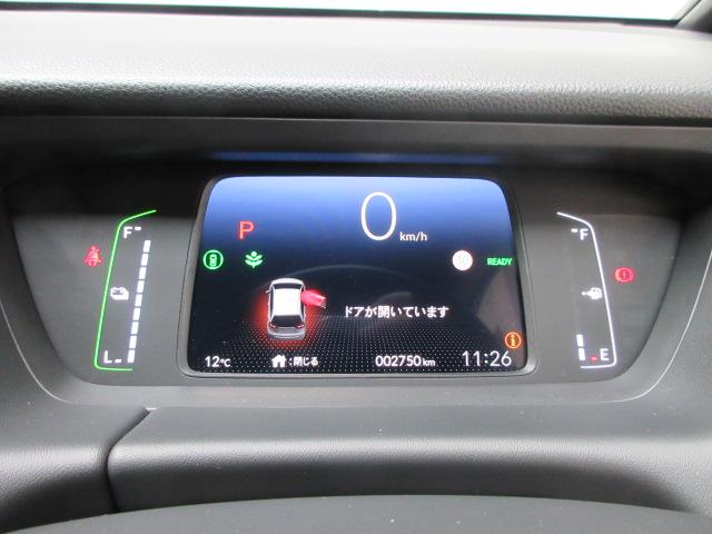フィット ｅ：ＨＥＶホーム　当社デモカー　純正ドラレコ　メモリーナビ　リアカメラ　Ｂｌｕｅｔｏｏｔｈ　ＥＴＣ　革巻きステアリング　ＨｏｎｄａＳＥＮＳＩＮＧ　前後誤発進抑制機能　クリソナ　助手席エアバッグ　運転席エアバッグ　禁煙（13枚目）