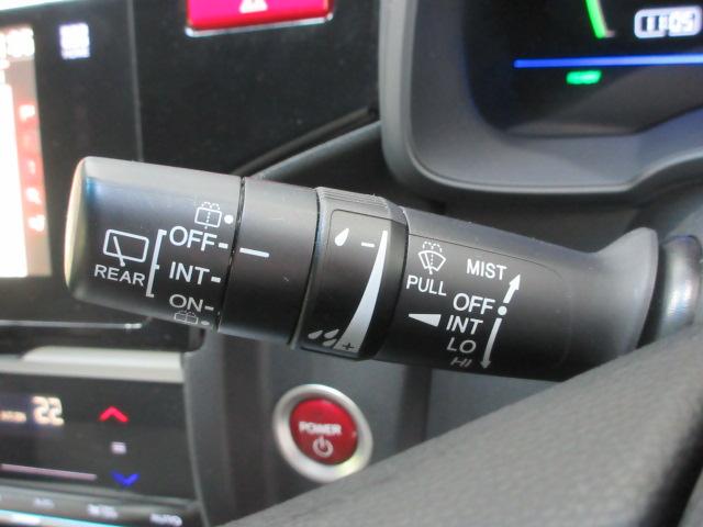 フィットハイブリッド Ｆパッケージ　メモリーナビ　リアカメラ　Ｂｌｕｅｔｏｏｔｈ　ＵＳＢ　ＥＴＣ　フルセグＴＶ　フロントハーフシェード　ＣＴＢＡ　ドアバイザー　ワンオーナー　地デジＴＶ　盗難警報装置　ワンオ－ナ－車　記録簿有り　禁煙（9枚目）