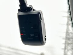万が一の事故はもちろん快適で安全なドライブの必需品純正ドライブレコーダーがフロントに付いています。 2
