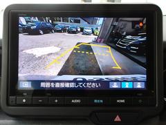 後方確認はオマカセのリアカメラ付です。雨天時や夜間のバック駐車時などで特に視界の安全確認に役立ちます。 4