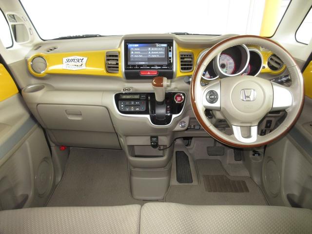 ステアリングホイールからスムーズに持ちかえられるインパネシフトを採用。シフトノブをコンパクト化し、女性でも操作しやすいサイズとしました。左手元には、便利なオーディオリモートコントロールスイッチ付き！