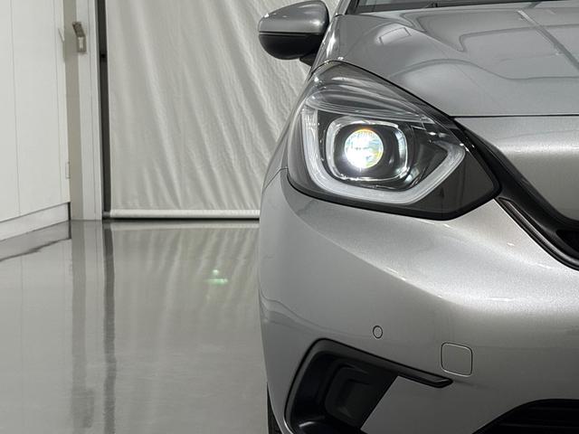 フィット ホーム　●ワンオーナー●衝突軽減ブレーキ●認定中古車●ＬＥＤライト●クリアランスソナー●クルコン●スマートキー●横滑り防止装置　レーンキープアシスト　禁煙車　電動格納ドアミラー　エアバッグ　ｉストップ　ＶＳＡ（3枚目）