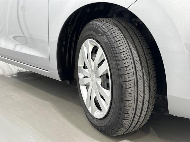 フィット ホーム　●ワンオーナー●衝突軽減ブレーキ●認定中古車●ＬＥＤライト●クリアランスソナー●クルコン●スマートキー●横滑り防止装置　レーンキープアシスト　禁煙車　電動格納ドアミラー　エアバッグ　ｉストップ　ＶＳＡ（10枚目）