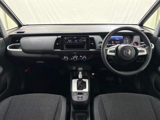 フィット ホーム　●ワンオーナー●衝突軽減ブレーキ●認定中古車●ＬＥＤライト●クリアランスソナー●クルコン●スマートキー●横滑り防止装置　レーンキープアシスト　禁煙車　電動格納ドアミラー　エアバッグ　ｉストップ　ＶＳＡ（13枚目）