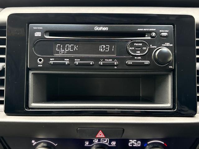 フィット ホーム　●ワンオーナー●衝突軽減ブレーキ●認定中古車●ＬＥＤライト●クリアランスソナー●クルコン●スマートキー●横滑り防止装置　レーンキープアシスト　禁煙車　電動格納ドアミラー　エアバッグ　ｉストップ　ＶＳＡ（17枚目）