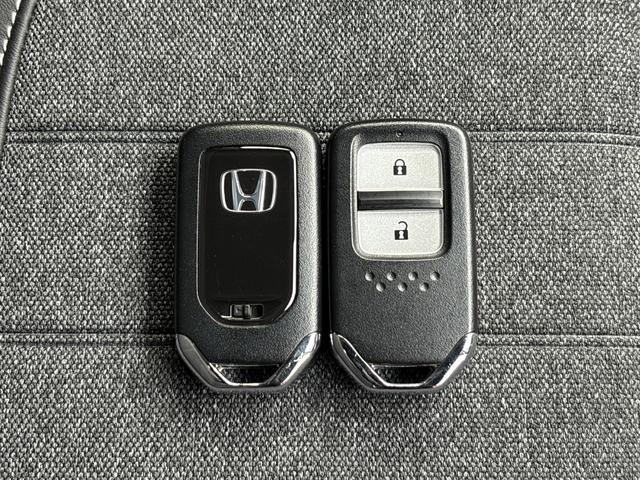 フィット ホーム　●ワンオーナー●衝突軽減ブレーキ●認定中古車●ＬＥＤライト●クリアランスソナー●クルコン●スマートキー●横滑り防止装置　レーンキープアシスト　禁煙車　電動格納ドアミラー　エアバッグ　ｉストップ　ＶＳＡ（18枚目）