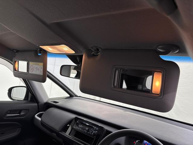 フィット ホーム　●ワンオーナー●衝突軽減ブレーキ●認定中古車●ＬＥＤライト●クリアランスソナー●クルコン●スマートキー●横滑り防止装置　レーンキープアシスト　禁煙車　電動格納ドアミラー　エアバッグ　ｉストップ　ＶＳＡ（28枚目）