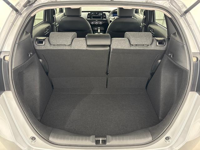 フィット ホーム　●ワンオーナー●衝突軽減ブレーキ●認定中古車●ＬＥＤライト●クリアランスソナー●クルコン●スマートキー●横滑り防止装置　レーンキープアシスト　禁煙車　電動格納ドアミラー　エアバッグ　ｉストップ　ＶＳＡ（32枚目）