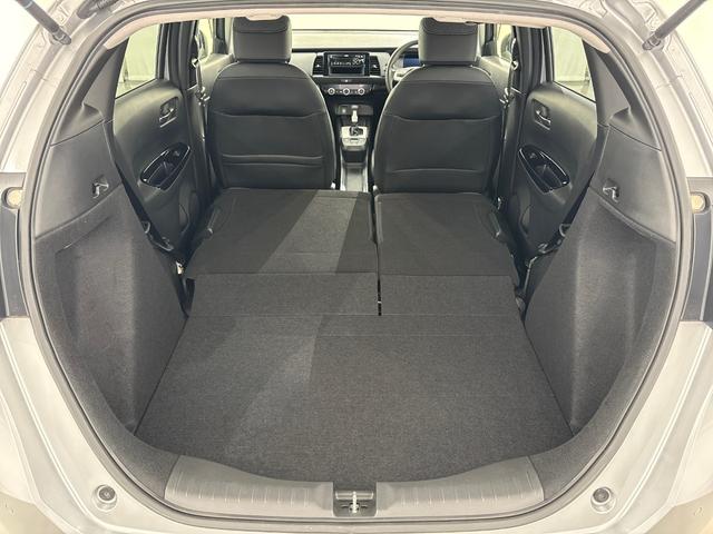 フィット ホーム　●ワンオーナー●衝突軽減ブレーキ●認定中古車●ＬＥＤライト●クリアランスソナー●クルコン●スマートキー●横滑り防止装置　レーンキープアシスト　禁煙車　電動格納ドアミラー　エアバッグ　ｉストップ　ＶＳＡ（34枚目）