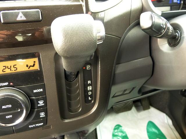 発進時や後退時に必ず操作するレバーです。操作のしやすさが肝になってきます。ぜひ一度体感してください。