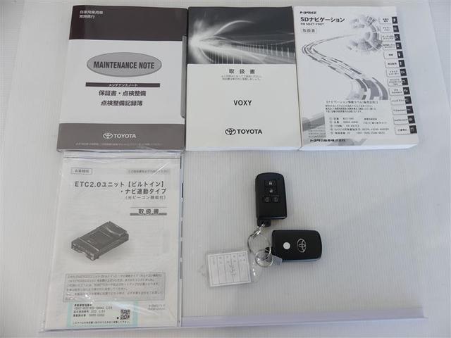 ヴォクシー V フルセグ メモリーナビ バックカメラ 衝突被害軽減システム ETC 両側電動スライド LEDヘッドランプ 3列シート ウオークスルー ワンオーナー DVD再生 記録簿 乗車定員7人 ナビ&TV CD(12枚目)