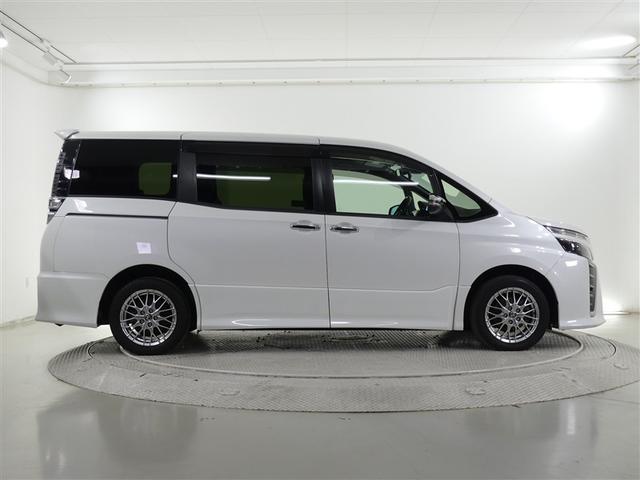 ヴォクシー ハイブリッドＺＳ　煌ＩＩＩ　フルセグ　メモリーナビ　後席モニター　バックカメラ　衝突被害軽減システム　ＥＴＣ　両側電動スライド　ＬＥＤヘッドランプ　３列シート　ワンオーナー　ＤＶＤ再生　ミュージックプレイヤー接続可　記録簿　ＣＤ（5枚目）