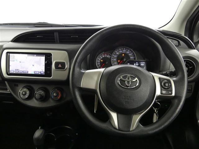 ヴィッツ Ｆ　フルセグ　メモリーナビ　バックカメラ　衝突被害軽減システム　ＥＴＣ　ＤＶＤ再生　記録簿　アイドリングストップ　ナビ＆ＴＶ　ＣＤ　キーレス（4枚目）