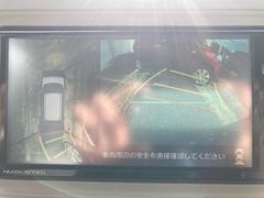 パノラマモニターは車を上から見下ろしたような映像をナビ画面に表示し、運転をアシストする機能です。駐車や幅寄せのアシストだけでなく、事故を未然に防ぐ安全装備としても機能します。 4