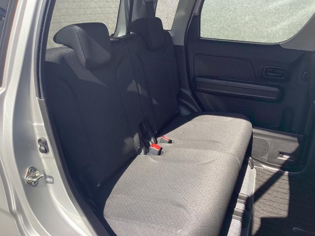 リアシートも使用感なくピッカピカです　足元ゆったり伸ばして座れますよ！