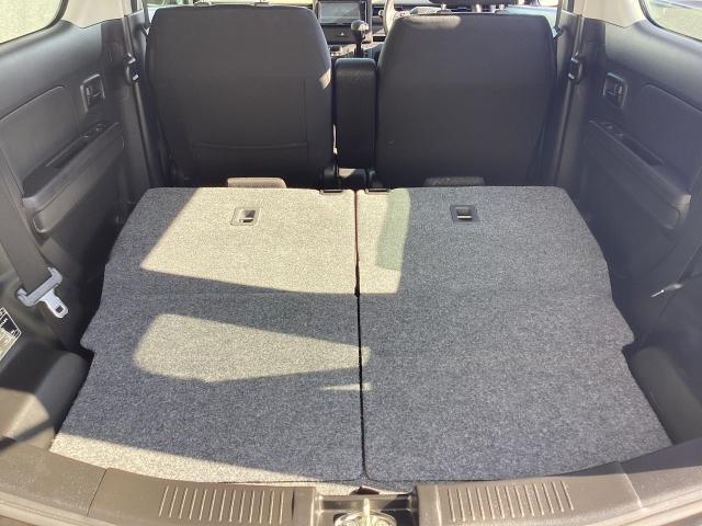 リアシートも簡単格納ができ、大きな荷物もらくらく収納できます