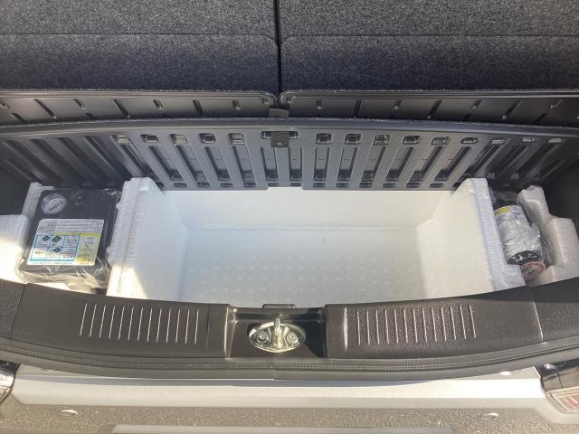 トランクの床下は小物を入れることが出来ます。とても便利です。