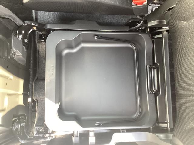 助手席下部にコンソールがあり、容量もありますので重宝します