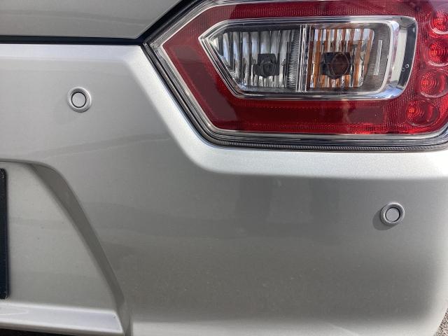 リアバンパーには障害物への接近をアラーム音で知らせてくれるパーキングセンサーが装着されています。