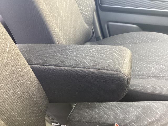 運転席にはアームレストを装備してます。助手席の方もご利用可能です。
